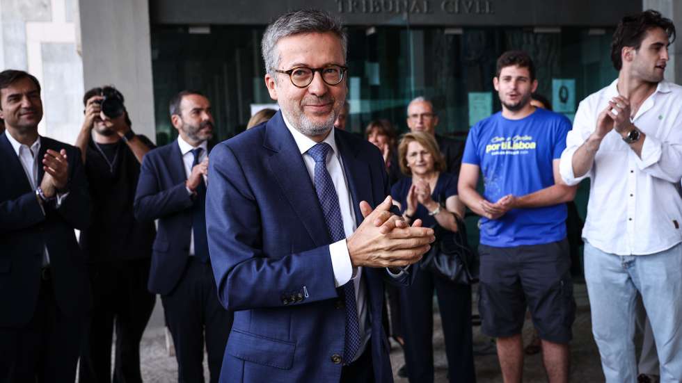 Carlos Moedas, candidato da Coligação “Por ti, Lisboa” (PSD, CDS/PP e IL) à presidência da Câmara Municipal de Lisboa (CML) nas próximas eleições autárquicas de 12 de outubro, durante a entrega das listas de candidatura à CML, Assembleia Municipal de Lisboa e Juntas de Freguesia da cidade, no Palácio da Justiça, em Lisboa, 18 de agosto de 2025. RODRIGO ANTUNES/LUSA