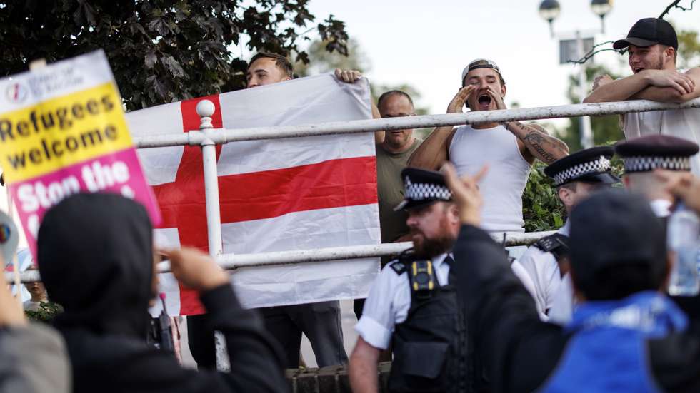 epa12317499 Counter-protesters confront anti-racist protestors marching towards St Mary Cray station from the TLK Apartments Hotel housing asylum seekers during a demonstration against the far-right in Orpington, Britain, 22 August 2025. Far-right protests outside hotels housing migrants have been increasing across the UK in recent weeks, with counter-protests also taking place.  EPA/TOLGA AKMEN