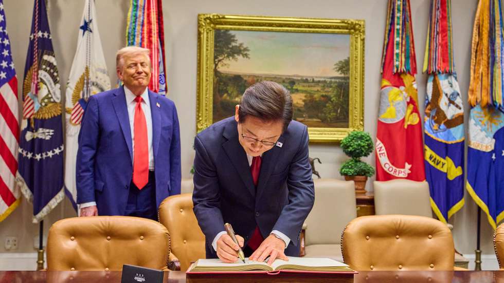 epa12322655 South Korean President Lee Jae Myung (C) signs the guest book as US President Donald Trump looks on at the White House in Washington, DC, USA, 25 August 2025. Lee is on a three day visit to the US.  EPA/YONHAP SOUTH KOREA OUT