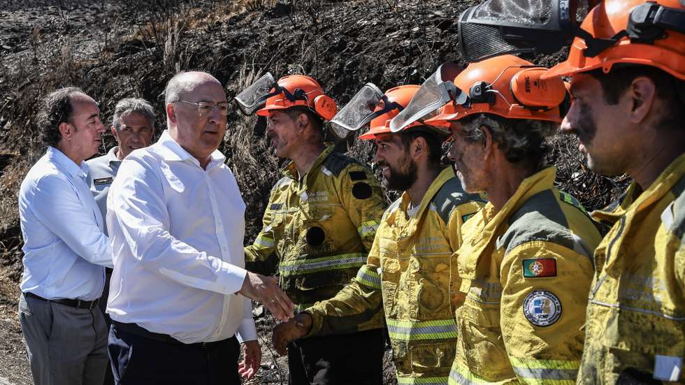 O ministro da Agricultura e Mar, José Manuel Fernandes (3-E), e o secretário de Estado das Florestas, Rui Ladeira (E), cumprimentam sapadores florestais do Instituto da Conservação da Natureza e das Florestas (ICNF), durante a visita as áreas afetadas pelos incêndios, em Piódão, Arganil, 03 de setembro de 2025. PAULO NOVAIS/LUSA