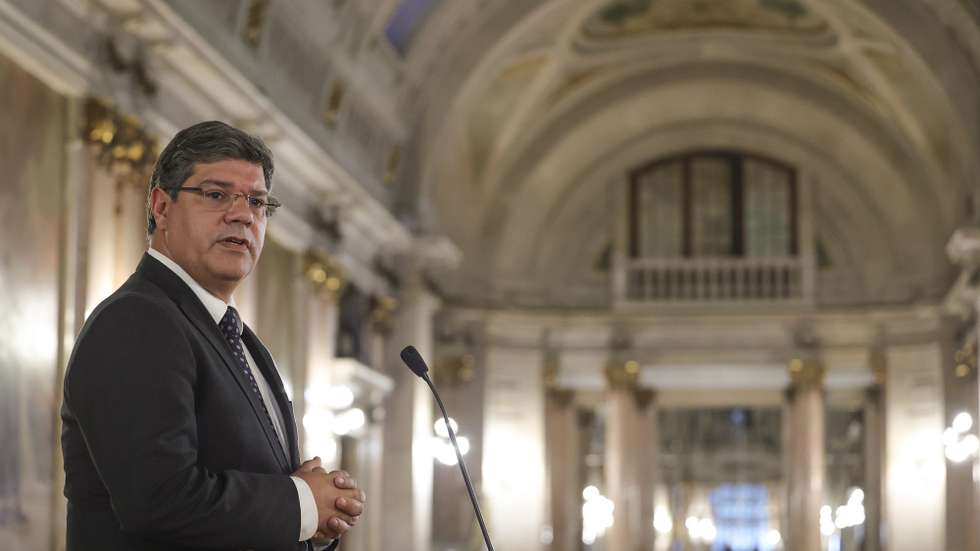 O presidente do grupo parlamentar do Partido Socialista (PS), Eurico Brilhante Dias, fala aos jornalistas no final de uma reunião com membros do Governo, com o objetivo de tratar temas relevantes para o país na Assembleia da República em Lisboa, 05 de setembro de 2025. MANUEL DE ALMEIDA/LUSA