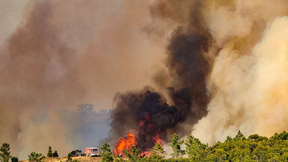 Incêndio que deflagrou no domingo em Aljezur, no Algarve, mantém uma frente ativa com alguns quilómetros, com pontos que podem evoluir para os concelhos de Monchique e Vila do Bispo, admitiu hoje a Proteção Civil,  Mata Nacional do Barão de São João, Lagos, 23 de setembro de 2025. De acordo com a Proteção Civil, não existem estradas nacionais interditadas ao trânsito, existindo apenas condicionantes em estradas municipais e em caminhos na zona do fogo, “para uma maior fluidez dos meios de socorro e de maior segurança para os moradores”. LUÍS BRANCA/LUSA