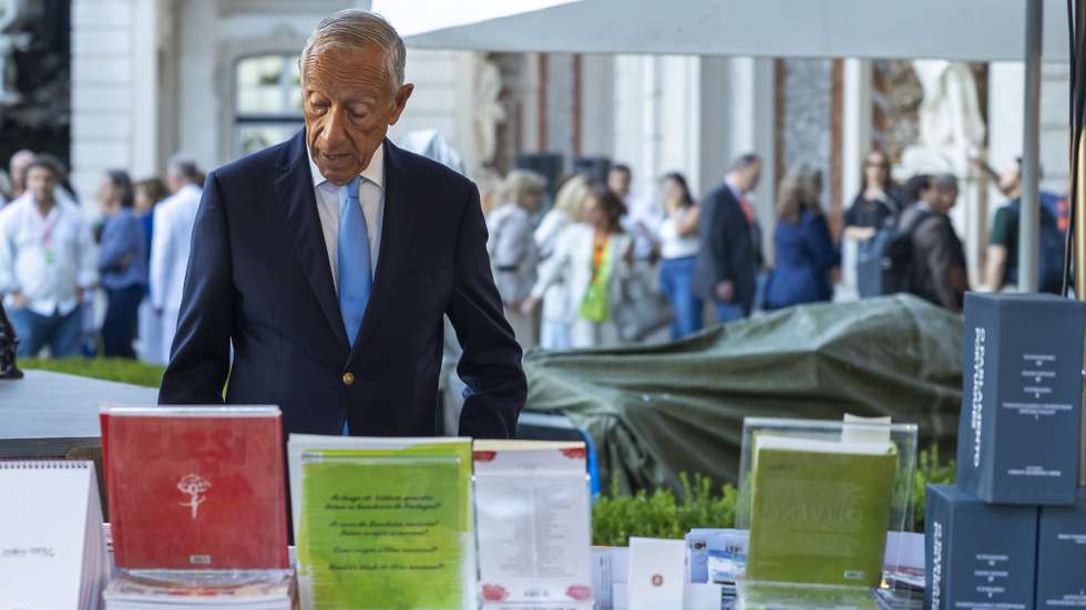 O Presidente da República, Marcelo Rebelo de Sousa, durante uma visita à Festa do Livro em Belém, que decorre até 28 de setembro, nos jardins do Palácio de Belém, em Lisboa, 25 de setembro de 2025. JOSÉ SENA GOULÃO/LUSA
