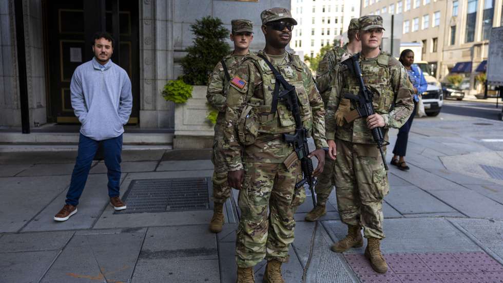 epa12333795 National Guard members carry their standard-issue M4 rifles on patrol near the White House in Washington, D.C., USA, 29 August 2025. Democratic governors nationwide continue to urge President Trump not to deploy the National Guard to their cities.  EPA/SHAWN THEW
