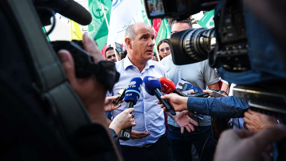 O secretário-geral do Partido Comunista Português (PCP), Paulo Raimundo, fala aos jornalistas durante uma ação de campanha no âmbito das eleições autárquicas, em Oeiras, 29 de setembro de 2025. RODRIGO ANTUNES/LUSA