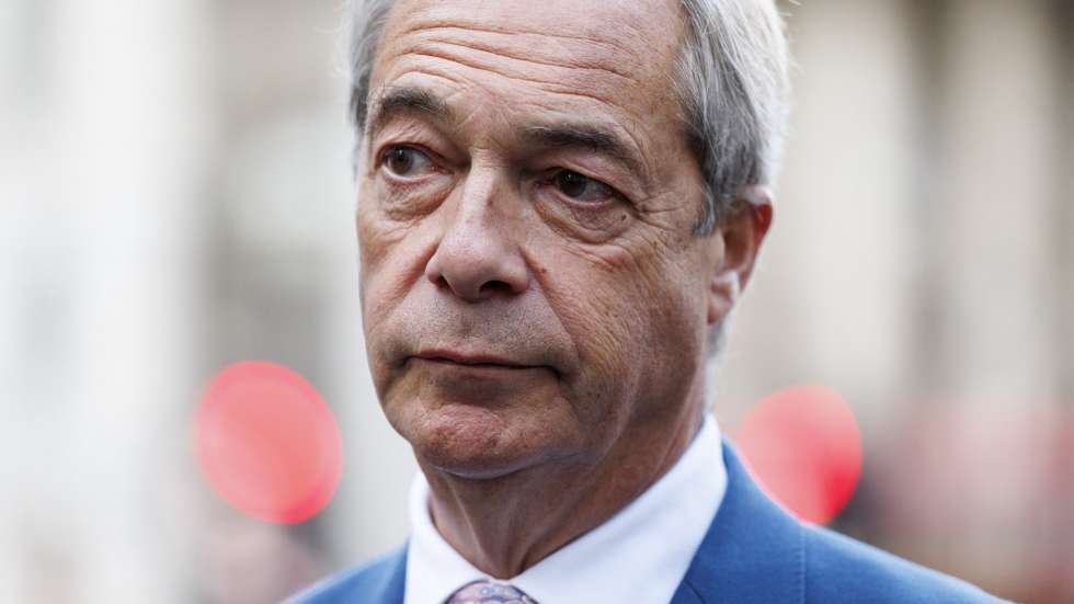 epa12403758 Reform UK leader Nigel Farage speaks to the media outside the Bank of England, before his meeting with Governor of the Bank of England (BoE) Andrew Bailey, in London, Britain, 25 September 2025.  EPA/TOLGA AKMEN