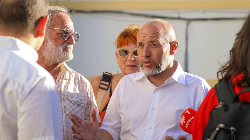 Rui Tavares (D) durante uma visita à cidade de Loulé numa ação de campanha para as eleições autárquicas, Loulé, 4 de outubro de 2025. JOÃO MATOS/LUSA
