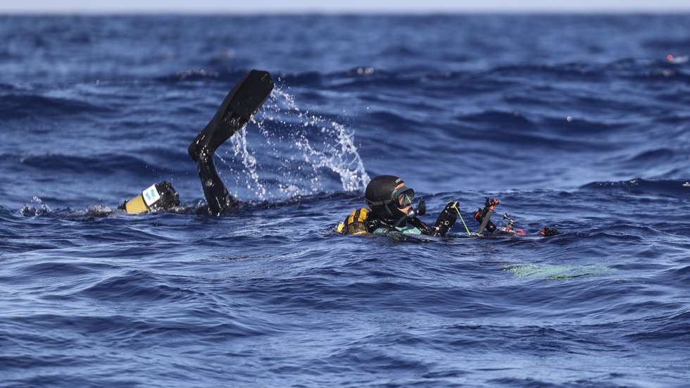 Mergulhadores e cientistas mergulham após saida de bordo do antigo bacalhoeiro Santa Maria Manuela que se encontra em cima de dois dos picos da maior montanha submarina de Portugal, o banco de Gorringe  na expedição científica que desde 07 de setembro está a fazer um levantamento da biodiversidade da zona, 25 de setembro de 2024. A expedição reúne uma equipa internacional de cerca de 30 cientistas - a maioria a trabalhar a bordo de uma "armada" de três navios que tem o antigo bacalhoeiro Santa Maria Manuela como navio-almirante - e está a recolher dados sobre a saúde e a biodiversidade do habitat oceânico criado pelos picos Gettysburg e Ormonde do banco de Gorringe que apesar de submersos, ao elevarem-se desde profundidades de cerca de 5.000 metros são mais altos que as montanhas do Pico (Açores) e Serra da Estrela juntas e são as montanhas mais altas da Europa ocidental - são ecossistemas de elevada biodiversidade, com habitats que vão desde florestas de algas perto da superfície até recifes de coral de água fria a grandes profundidades. (ACOMPANHA TEXTO DA LUSA DO DIA 28 DE SETEMBRO DE 2024). ANDRÉ KOSTERS/LUSA