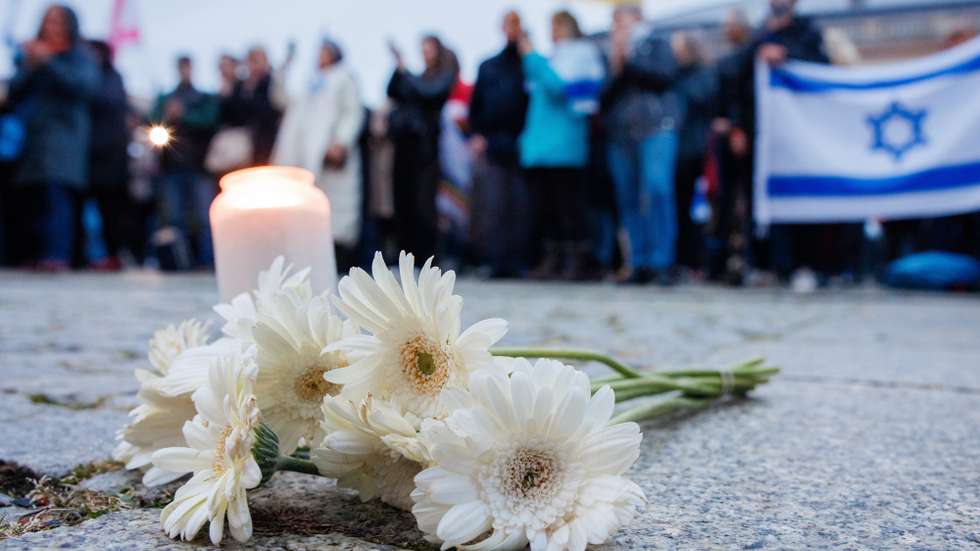 epa12438349 Flowers are placed next to a candle during a memorial vigil to mark the second anniversary of the Hamas attack against Israel at Bebelplatz square in Berlin, Germany, 07 October 2025.  EPA/CLEMENS BILAN