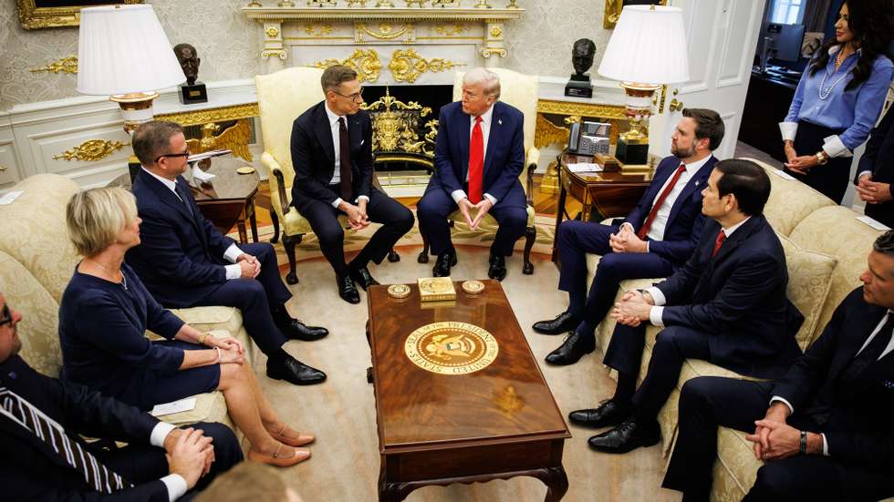 epa12443257 U.S. President Donald Trump (R) meets with Finland's President Alexander Stubb (L) in the Oval Office at the White House in Washington, DC, USA, 09 October 2025.  EPA/SAMUEL CORUM / POOL