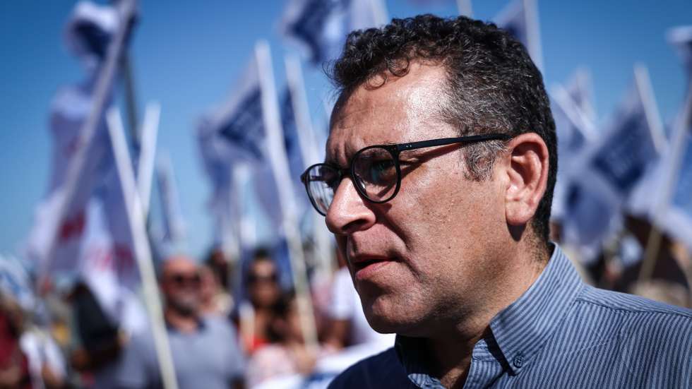 O coordenador da Frente Comum, Sebastião Santana, em declarações aos jornalistas durante uma concentração de delegados, dirigentes e ativistas, após a entrega da Proposta Reivindicativa Comum (PRC) 2026, no Ministério das Finanças, em Lisboa, 25 de setembro de 2025. RODRIGO ANTUNES/LUSA