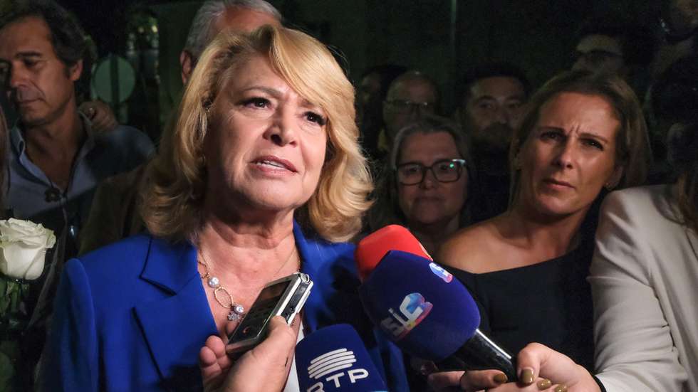 A candidata independente à Câmara Municipal de Setúbal, Maria das Dores Meira, fala aos jornalistas após fazer o discurso de vitória com apoiantes na sede de campanha na noite eleitoral das eleições Autárquicas 2025, em Setúbal, 13 de outubro de 2025. Mais de 9,3 milhões de eleitores podem votar nas eleições autárquicas em Portugal, a 12 de outubro de 2025. RUI MINDERICO/LUSA