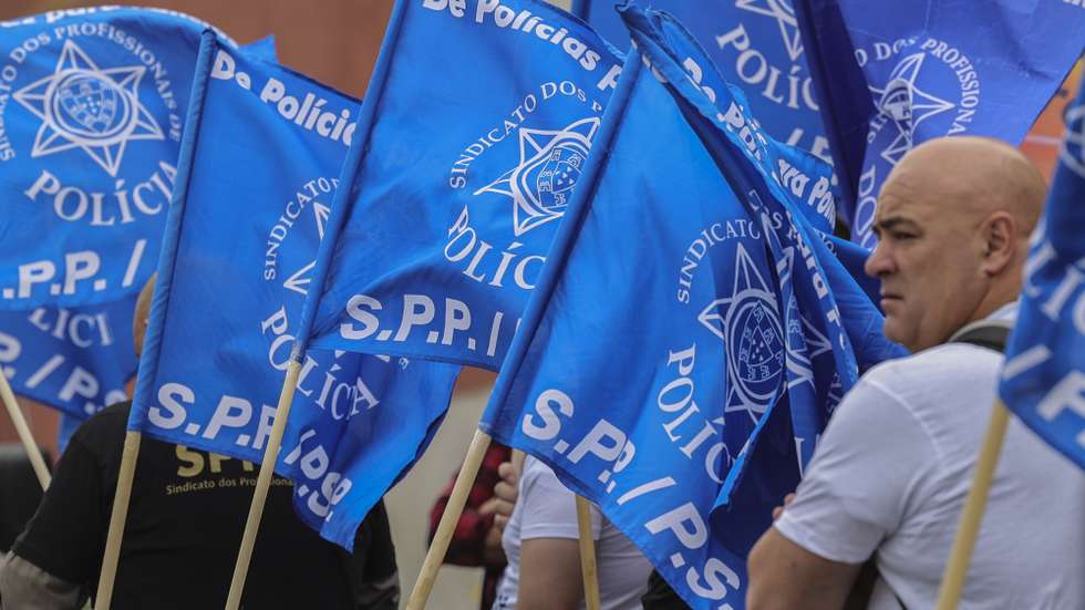 Polícias participam no protesto sindical pelos direitos dos polícias, promovido pelo Sindicato Nacional da Polícia (Sinapol) e pelo Sindicato dos Profissionais de Polícia (SPP), em defesa da valorização da profissão policial e pelo direito a remunerações justas (remuneração base e suplementos), e por ocasião das comemorações dos "Secos e Molhados", em Lisboa, 21 de abril de 2023. ANTÓNIO COTRIM/LUSA