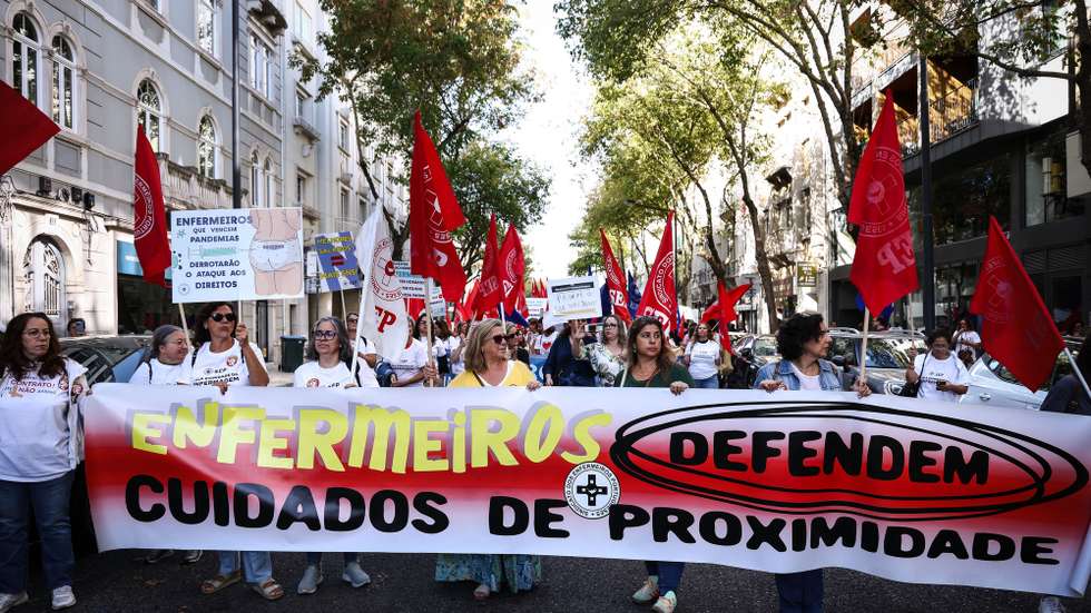 Enfermeiros protestam contra banco de horas, e contra a proposta de acordo coletivo de trabalho do Governo, durante uma manifestação no primeiro dia de greve convocada pelo Sindicato dos Enfermeiros Portugueses (SEP), frente ao Ministério da Saúde, em Lisboa, 17 de outubro de 2025. RODRIGO ANTUNES/LUSA
