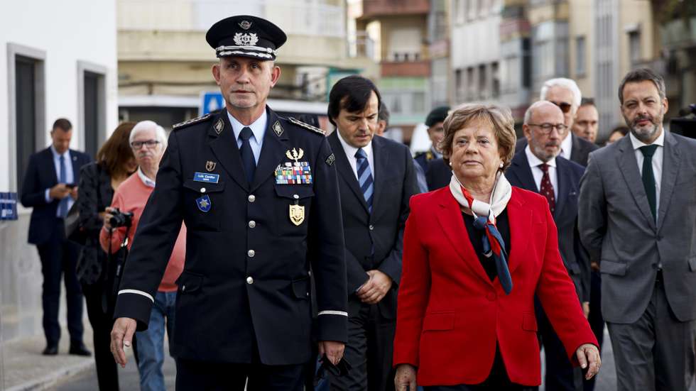 A ministra da Administração Interna, Maria Lúcia Amaral (D), acompanhada pelo diretor nacional da Polícia de Segurança Pública (PSP), superintendente-chefe Luís Carrilho (E), durante a inauguração da 73.ª esquadra da Pontinha, em Odivelas, 20 de outubro de 2025. FILIPE AMORIM/LUSA