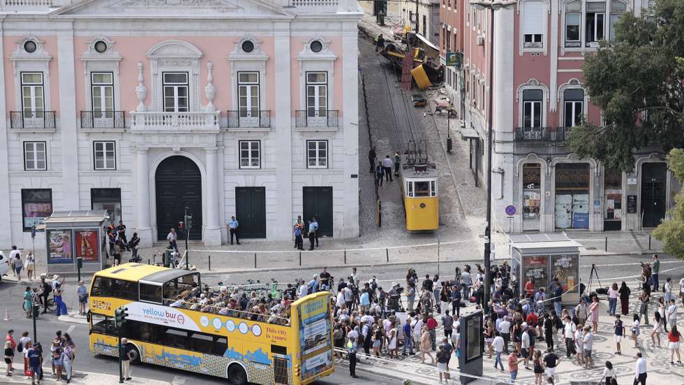 Panoramic view of the assessment works of the accident of the Gloria lift (funicular) in Lisbon, a popular transportation used by tourists, that derailed yesterday in Lisbon, Portugal, 4th September 2025. The accident caused  the death to 16 people and also left 5 people seriously injured. The number of deaths was corrected by the civil protection authorities.  MIGUEL A. LOPES/LUSA