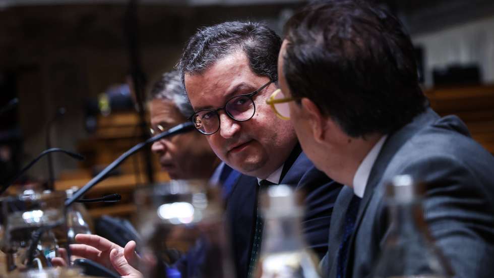 O ministro de Estado e das Finanças, Joaquim Miranda Sarmento, durante a sua audição na Comissão de Orçamento, Finanças e Administração Pública, na Assembleia da República, em Lisboa, 24 de outubro de 2025. RODRIGO ANTUNES/LUSA