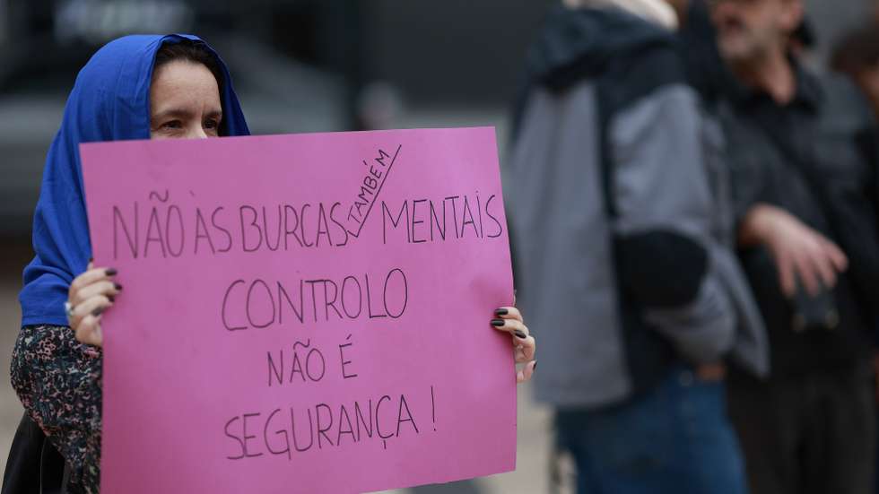 Participantes durante a manifestação "Não nos Atirem Burkas para os Olhos", organizada pela historiadora e professora universitária Raquel Varela, no Porto, 25 de outubro de 2025. A manifestação luta contra o projeto-lei que proíbe as burcas "que é usado para tapar as injustiças sociais", pelo direito à habitação para todos, pela redução do IRS para trabalhadores, pelo fim do trabalho noturno não essencial, sem perda salarial, em denúncia da violência sexual e política promovida, especialmente contra mulheres, por investimento nos serviços públicos, como saúde e educação, pela redução do horário de trabalho, mantendo salários, e em defesa do direito à greve, entre outros. MANUEL FERNANDO ARAÚJO/LUSA
