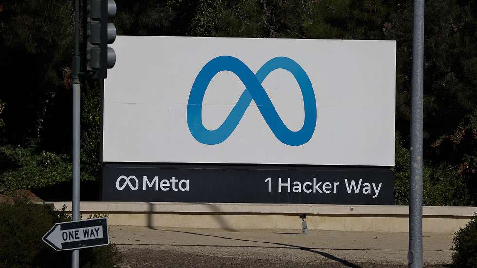 epa12488733 Meta signage at the Meta Platforms (Meta) headquarters in Menlo Park, California, USA, 28 October 2025. Meta will release their earnings report at the end of the closing bell on 29 October 2025.  EPA/JOHN G. MABANGLO