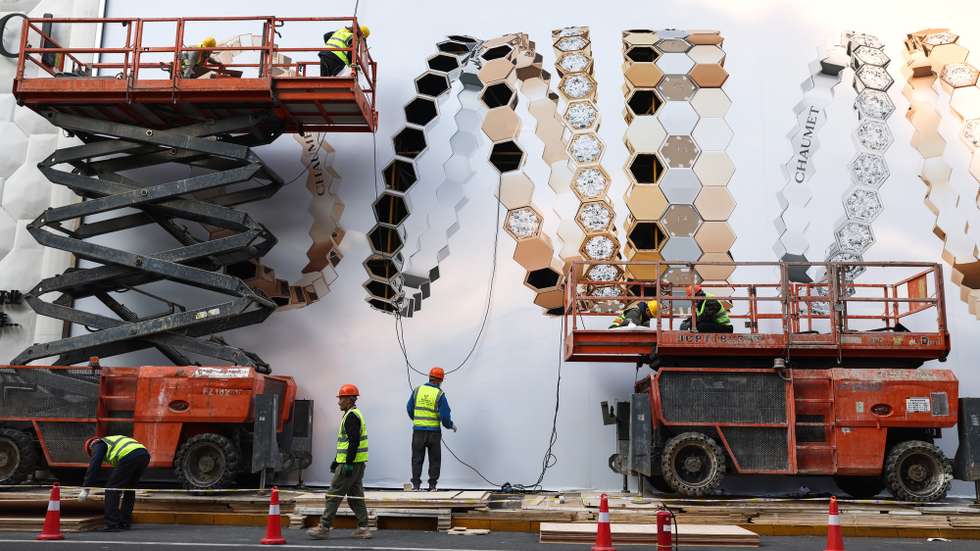 epaselect epa12500158 Construction workers operate at a site in Beijing's Central Business District, China, 03 November 2025.  EPA/WU HAO