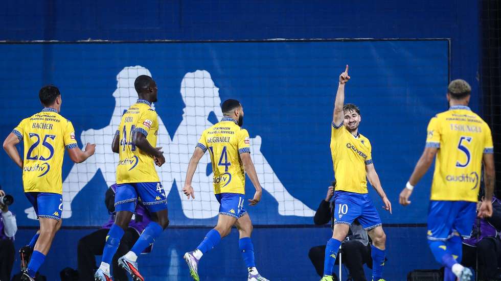 O jogador do Estoril Praia, Jordan Holsgrove (2-D), festeja após marcar um golo contra o Arouca, durante o jogo da Primeira Liga de Futebol, disputado no Estádio António Coimbra da Mota, no Estoril, Cascais, 07 de novembro de 2025. RODRIGO ANTUNES/LUSA
