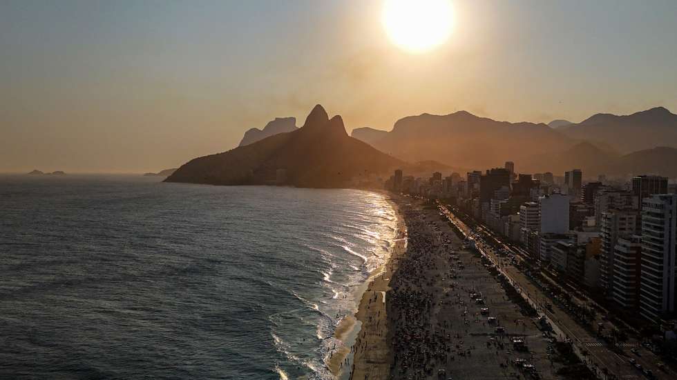 epa11625184 View aerial at Arpoador beach in Rio de Janeiro, Brazil, 25 September 2024. Rio de Janeiro recorded temperatures that reached 38Â°C.  EPA/Antonio Lacerda