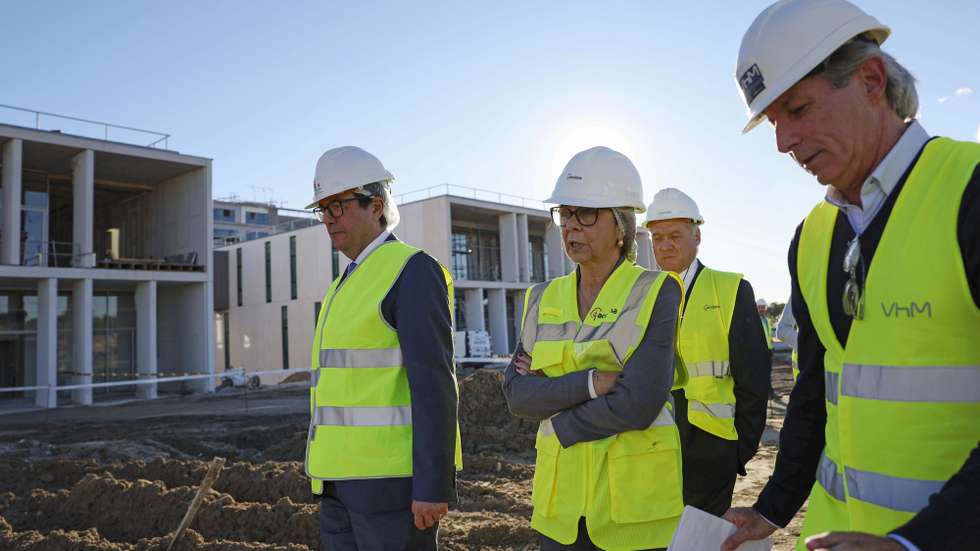 A ministra da Saúde, Ana Paula Martins, ouve explicações de responsáveis pela obra do Hospital do Central do Alentejo, durante uma visita antes de uma reunião e visita ao serviço de urgência polivalente do Hospital do Espírito Santo de Évora, no âmbito da preparação do Serviço Nacional de Saúde (SNS) para o período de inverno, Évora, 18 de novembro de 2025. A ministra prossegue um périplo pelas Unidades Locais de Saúde (ULS) de todo o país para conhecer a resposta das unidades de saúde aos desafios da época. NUNO VEIGA/LUSA