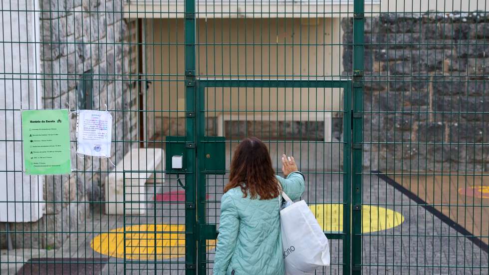 Alunos e pais deslocam-se a escolas em Lisboa, para confirmar a greve geral de trabalhadores da administração pública, convocada pela Frente Comum, Lisboa, 24 de outubro de 2025. MANUEL DE ALMEIDA/LUSA
