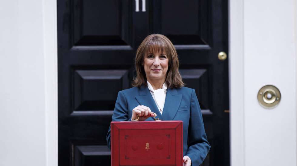epa12550065 Britain's Chancellor of the Exchequer Rachel Reeves holds her budget box outside number 11 Downing Street in London, Britain, 26 November 2025. The Chancellor will set out the government's tax and spend plans to Parliament.  EPA/TOLGA AKMEN