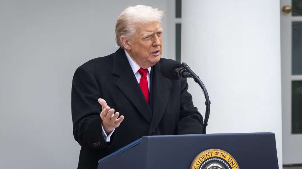 epa12548211 US President Donald Trump speaks before pardoning a turkey named Gobble in the Rose Garden of the White House in Washington, DC, USA, 25 November 2025. The annual White House tradition of pardoning a Thanksgiving turkey dates back to 1989, when President George H.W. Bush pardoned a turkey in the Rose Garden.  EPA/JIM LO SCALZO / POOL