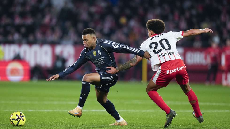 epa12560965 Real Madrid's Kylian Mbappe (L) and Girona's Axel Witsel in action during the Spanish LaLiga soccer match between Girona FC and Real Madrid, in Girona, Spain, 30 November 2025.  EPA/Siu Wu