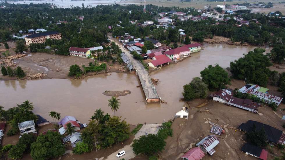 epa12554466 An aerial picture taken with a drone shows a bridge broken due to flooding at a flood-affected village in the Meureudu area, Pidie Jaya, Aceh, Indonesia, 28 November 2025. Floods and landslides triggered by Tropical Cyclone Senyar have killed at least 72 people across Aceh, North Sumatra, and West Sumatra provinces, according to Indonesia’s National Disaster Management Agency.  EPA/HOTLI SIMANJUNTAK