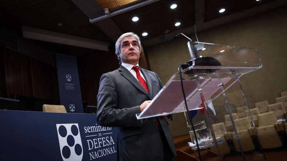 O ministro da Defesa Nacional, Nuno Melo, usa da palavra durante uma conferência de imprensa sobre a candidatura ao programa europeu de empréstimos para a Defesa SAFE, no valor de 5,8 mil milhões de euros, em Lisboa, 03 de dezembro de 2025. RODRIGO ANTUNES/LUSA