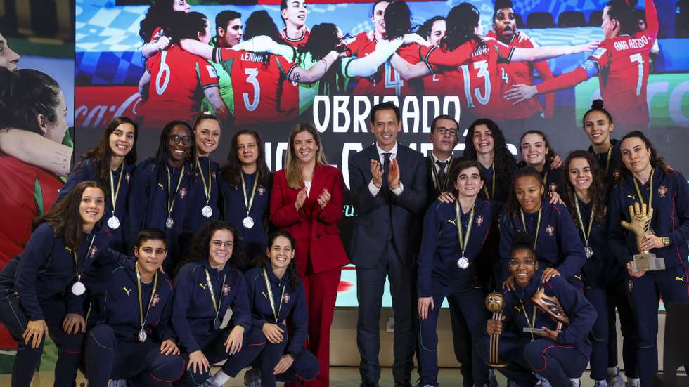 A seleção portuguesa feminina de futsal que competiu no Mundial e se sagrou vice-campeã do Mundo, posa para a fotgrafia com o presidente da Federação Portuguesa de Futebol, Pedro Proença, e a ministra da Cultura, Juventude e Desporto, Margarida Balseiro Lopes, na Cidade do Futebol em Oeiras, 9 de dezembro de 2025. TIAGO PETINGA/LUSA