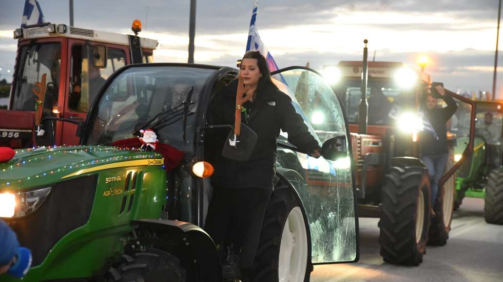 epa12579346 Farmers and livestock breeders from Larissa line up their tractors, forming a joint agricultural blockade at the Nikaia intersection on the Athens-Thessaloniki highway, central Greece, 08 December 2025. The blockades, set up at key points across the country in protest against high production costs and delayed subsidies, continued to grow daily, despite severe weather affecting many regions.  EPA/APOSTOLIS DOMALIS