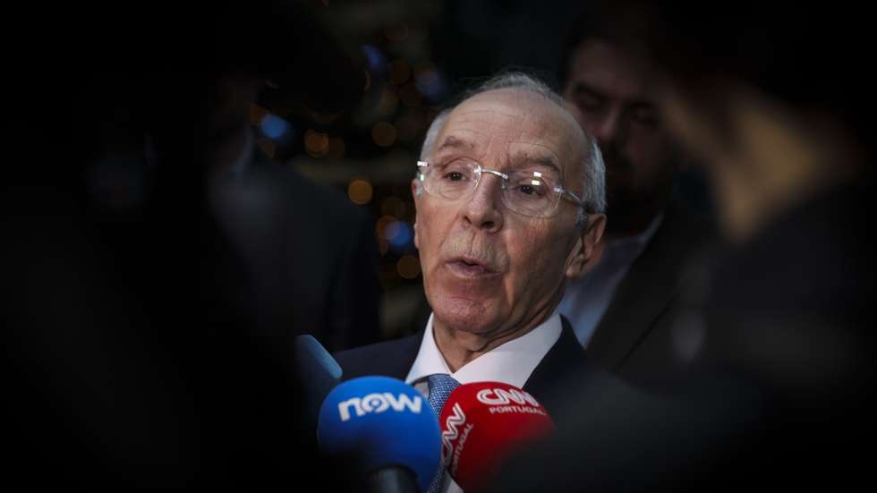 O candidato à Presidência da República, Luis Marques Mendes, fala à imprensa após a visita à sede da Policia Judiciária em Lisboa, 9 de dezembro de 2025. TIAGO PETINGA/LUSA