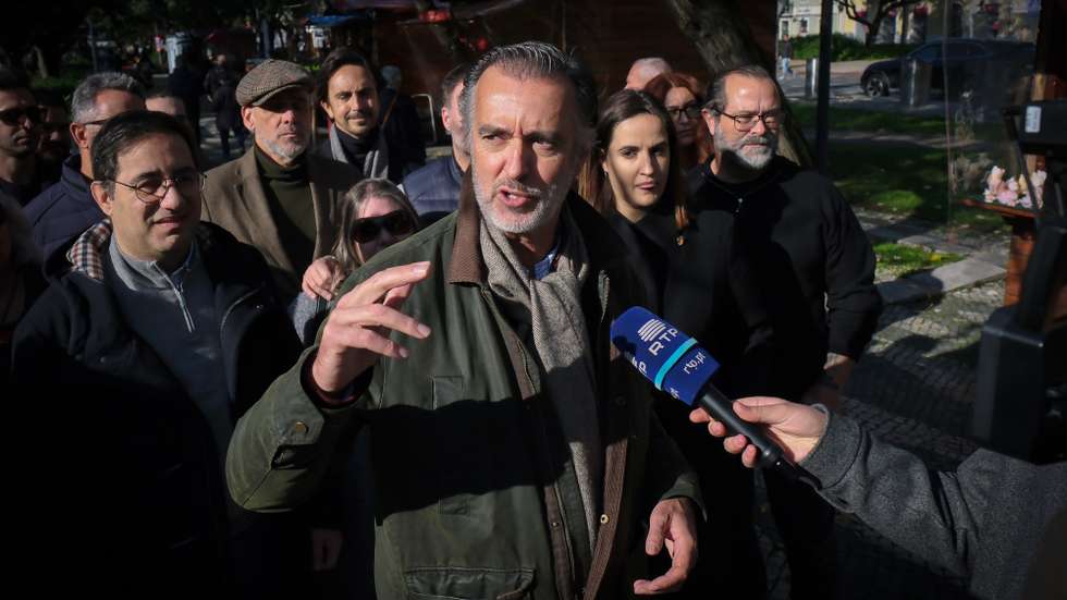 O candidato a Presidente da Republica, João Cotrim Figueiredo, durante uma visita ao Mercado de Natal na Avenida Luísa Todi, em Setúbal. 13 de dezembro de 2025. RUI MINDERICO/LUSA