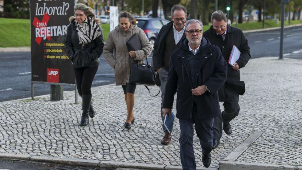 Uma delegação da UGT chefiada pelo seu secretário-geral, Mário Mourão (2-D), reuniu-se com a ministra do Trabalho, Solidariedade e Segurança Social, Rosário Palma Ramalho, para retomar a negociação do anteprojeto Trabalho XXI, após a interrupção provocada pela greve geral, na sede do ministério em Lisboa, 16 de dezembro de 2025. TIAGO PETINGA/LUSA