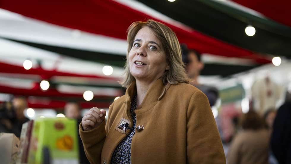 A candidata às Eleições Presidenciais apoiada pelo Bloco de Esquerda, Catarina Martins, durante uma visita ao Mercado Municipal de Oeiras, 14 de dezembro de 2025. JOSÉ SENA GOULÃO/LUSA