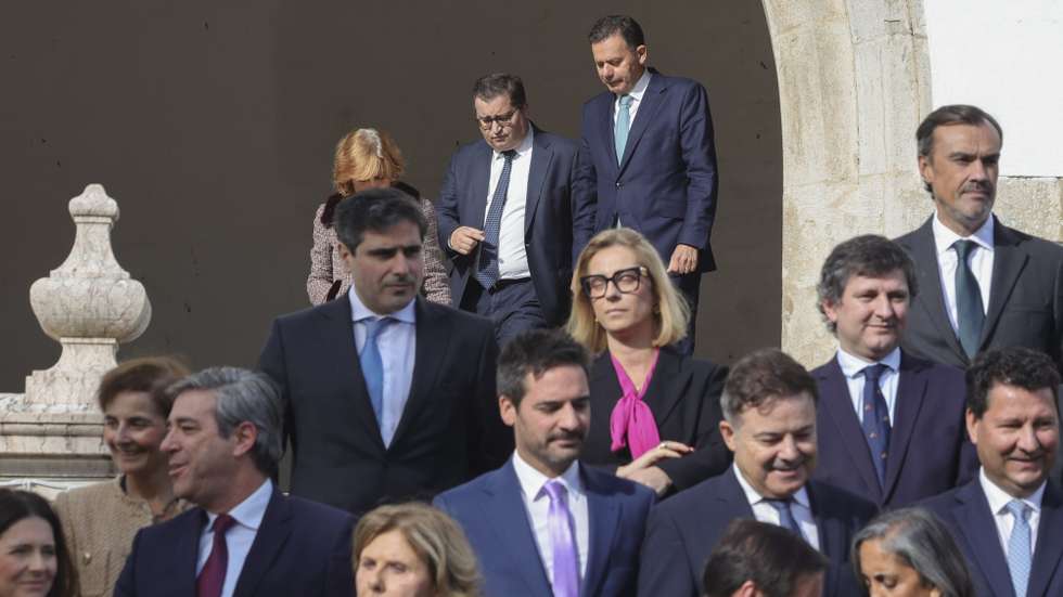 O primeiro-ministro, Luís Montenegro (D - Cima), conversa com o ministro de Estado edas Finanças, Joaquim Miranda Sarmento (C - Cima), no final do Conselho de Ministros, no Palácio Vila, em Sintra, 17 de dezembro de 2025. MANUEL DE ALMEIDA/LUSA