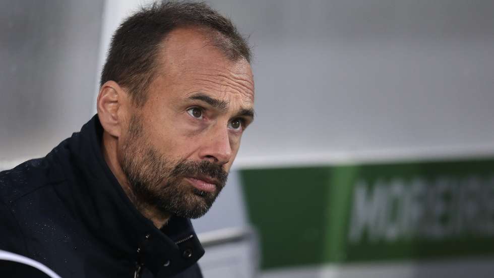 O treinador do Famalicão, Hugo Oliveira, durante o jogo da I Liga de Futebol com o Moreirense realizado no Estádio Comendador Joaquim de Almeida Freitas, Moreira de Cónegos, 29 Novembro 2025. MANUEL FERNANDO ARAÚJO/LUSA