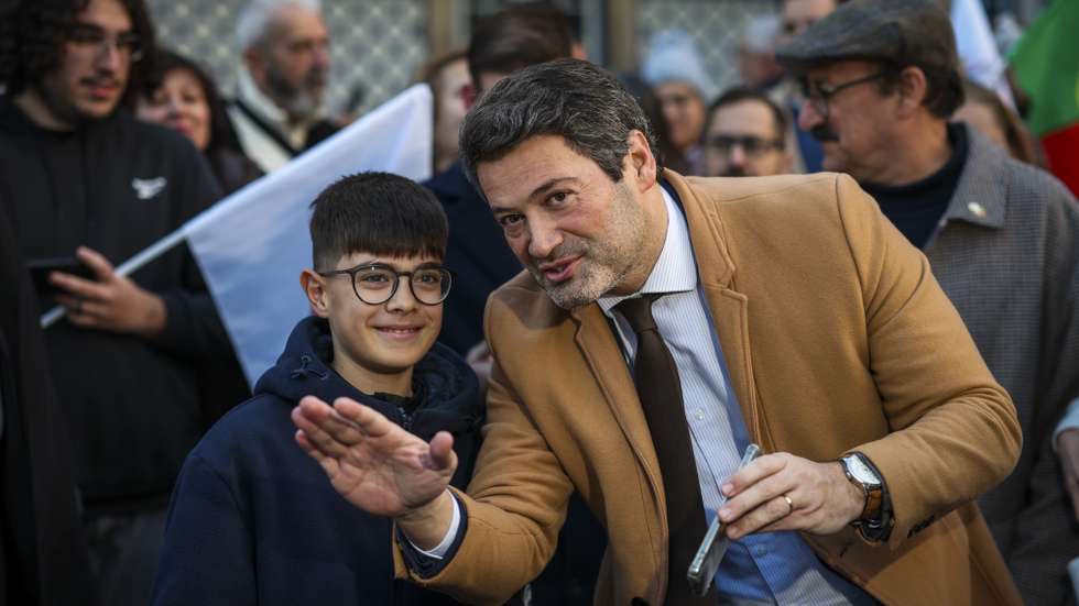 O candidato à presidência da República André Ventura contacta com população numa ação de companha, em Vila Franca de Xira, 26 de dezembro de 2025. JOSÉ SENA GOULÃO/LUSA