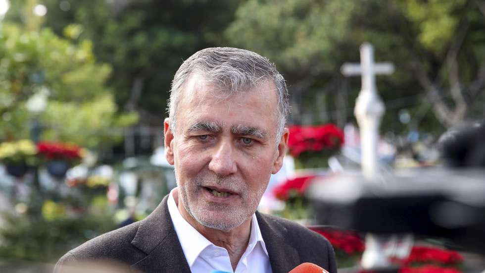 O candidato às eleições presidenciais, Henrique Gouveia e Melo, fala aos jornalisas esta manhã durante a visita à Vila Natal, em Santa Cruz, ilha da Madeira, 26 de dezembro de 2025. HOMEM DE GOUVEIA/LUSA