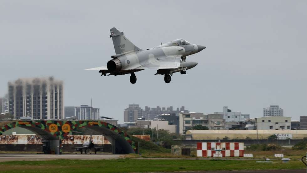epaselect epa12617622 A Taiwanese Air Force Mirage 2000 fighter jet approaches for landing as it returns from a mission at an air base in Hsinchu, Taiwan, 30 December 2025. China conducted live-fire drills in five designated maritime and airspace zones around Taiwan.  EPA/RITCHIE B. TONGO
