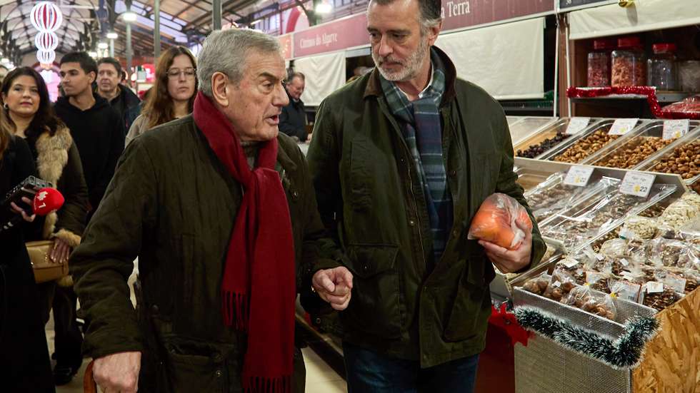 O candidato à Presidência da República, João Cotrim de Figueiredo, durante uma visita ao mercado municipal de Loulé,  03 de janeiro de 2026. LUÍS BRANCA/LUSA