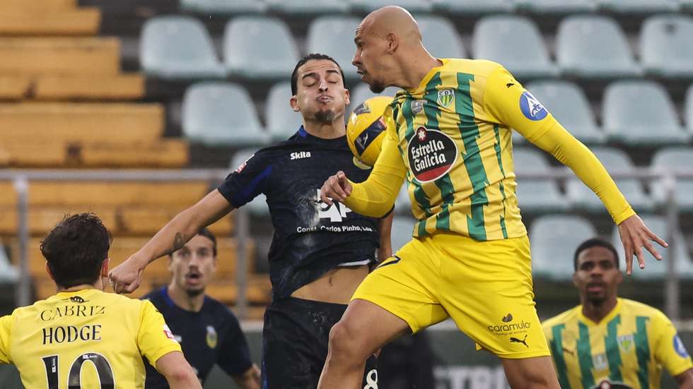 O jogador do Tondela, Cicero (D), disputa a bola com o jogador do Arouca, Pedro Santos (E), durante o jogo da I Liga de Futebol, realizado no Estádio João Cardoso, em Tondela, 3 de janeiro de 2026. PAULO NOVAIS/LUSA