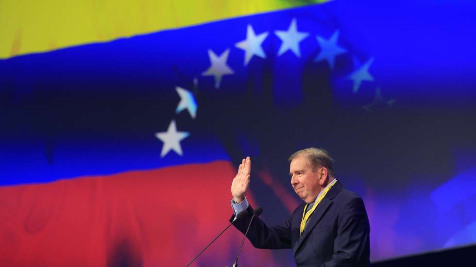 epa12064708 Leader of the Venezuelan opposition Unitary Platform political alliance Edmundo Gonzalez delivers a speech during the annual Congress of the European People's Party (EPP) held in Valencia, Spain, 30 April 2025.  EPA/Kai Foersterling