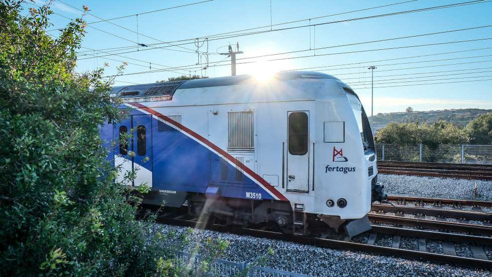 Um comboio da Fertagus à chegada à Estação Ferroviária do Pragal, em Almada, 14 de janeiro de 2025. A presidente da câmara municipal de Almada, Inês Medeiros fez esta manhã uma declaração sobre os constrangimentos apontados por vários utentes em horas de ponta na linha da Fertagus e particularmente na estação do Pragal. RUI MINDERICO/LUSA