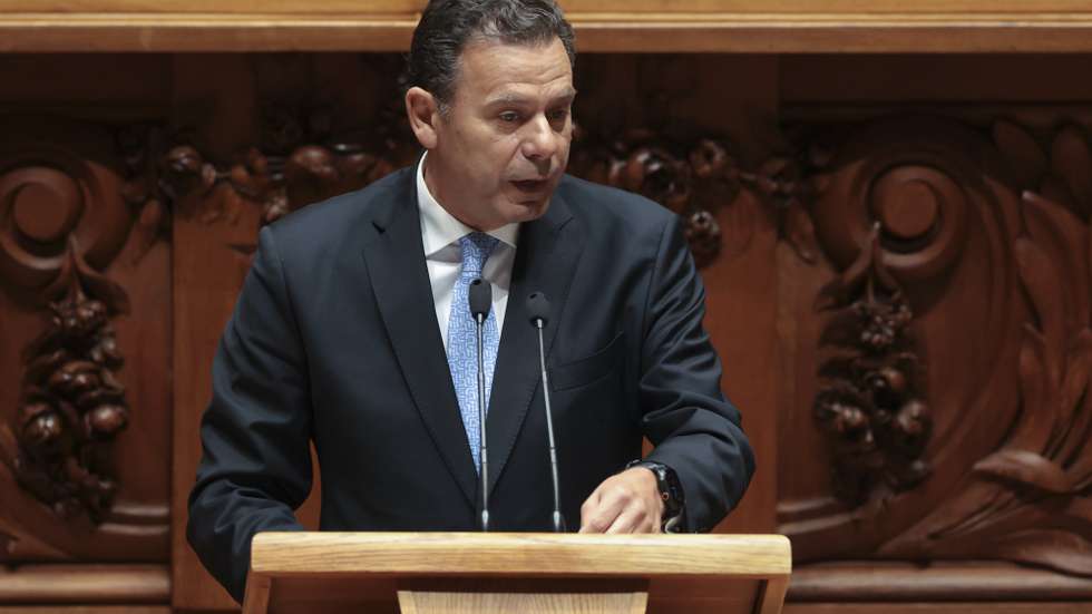 O primeiro-ministro Luís Montenegro intervém durante o debate parlamentar com o primeiro-ministro na Assembleia da República, em Lisboa, 8 de janeiro de 2026. MANUEL DE ALMEIDA/LUSA