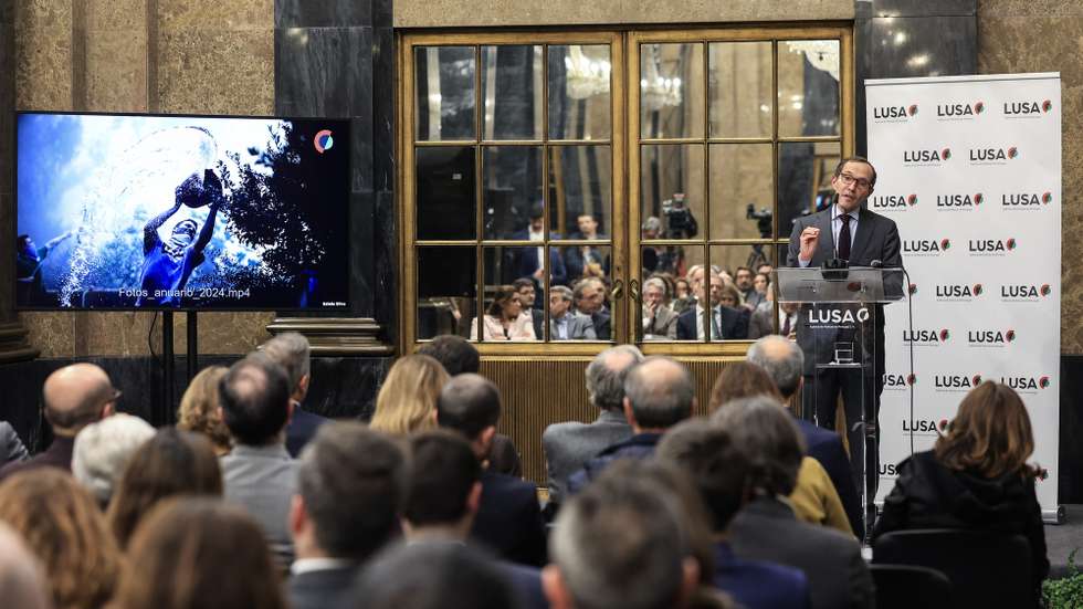 O presidente do conselho de administração da Lusa, Joaquim Carreira, discursa durante a apresentação e inauguração da exposição do Anuário Lusa 2024 na Câmara Municipal do Porto, 20 de fevereiro de 2025. A Agência Lusa publica o seu Anuário de fotografias e acontecimentos do ano, livro que retrata com mais de 200 imagens os grandes acontecimentos do último ano. JOSÉ COELHO/LUSA